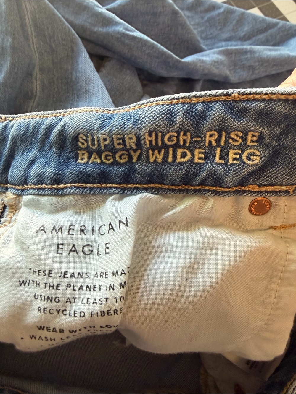 American Eagle Outfitters Super High Rise Baggy Wide Leg Raw Hem Jeans Size 8 - Picture 4 of 7